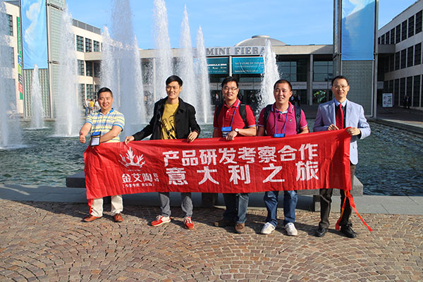 凯发K8国际瓷砖品牌董事长（中）带队欧州考察