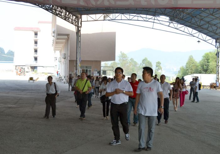 凯发K8国际瓷砖品牌董事长和营销总司理带队旅行生产基地