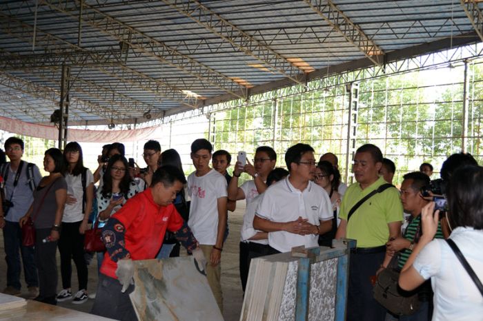 凯发K8国际瓷砖品牌董事长向媒体记者介绍产品