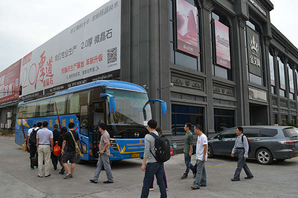 凯发K8国际员工乘大巴出发前往清远