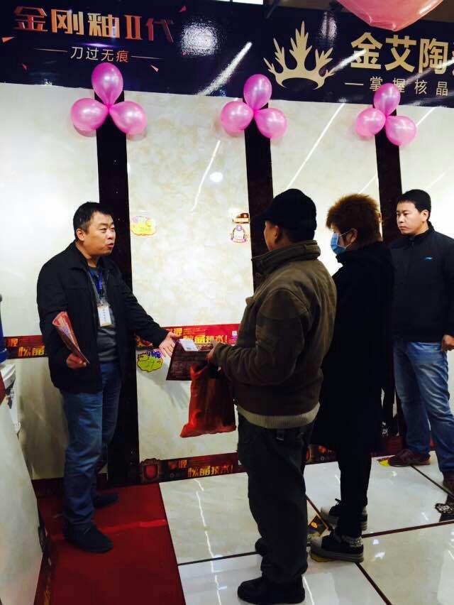 凯发K8国际瓷砖事情职员向主顾介绍产品