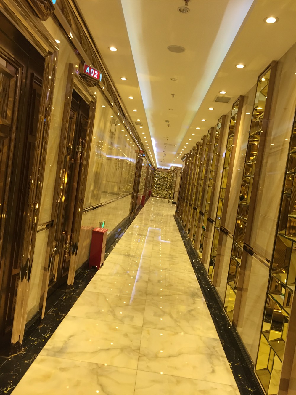 过道接纳凯发K8国际微晶石  西班牙翡翠玉KWD58001+意大利黑金花KWB58058铺贴