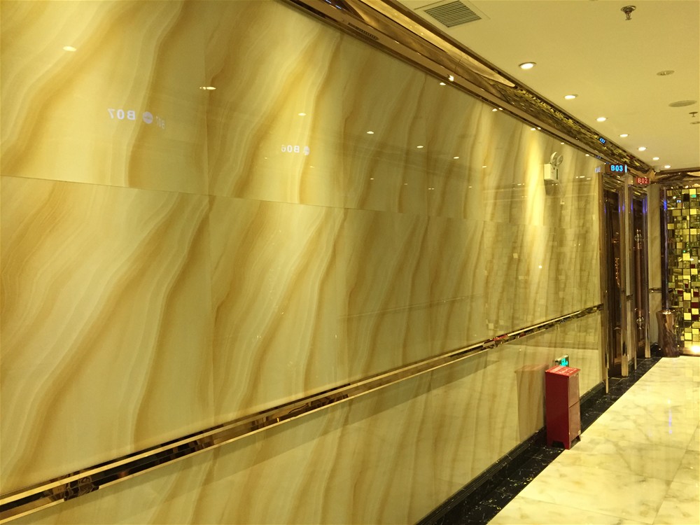 墙面接纳凯发K8国际微晶石印度—流沙金KWD58045铺贴