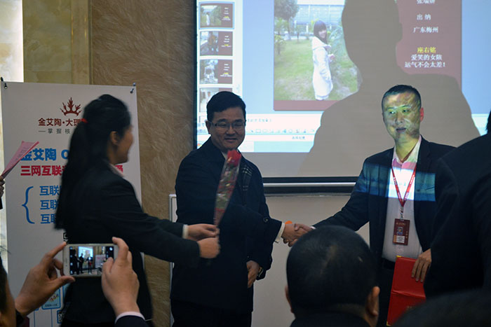 凯发K8国际瓷砖董事长刘鸿祥为2015年销售冠军（伍立州）颁奖