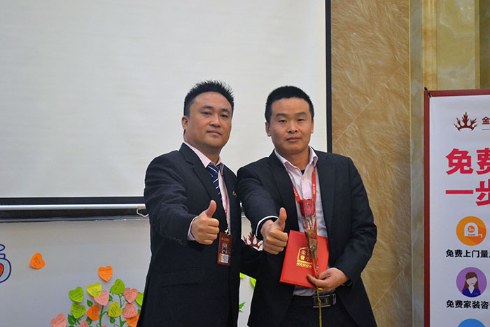 凯发K8国际瓷砖营销总司理罗胜为开拓冠军（高抗）颁奖