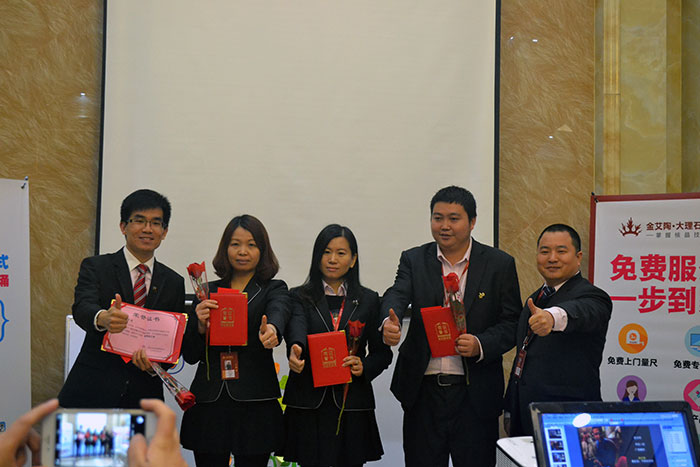 凯发K8国际瓷砖营销总监刘鸿瑞为2015优异员工颁奖