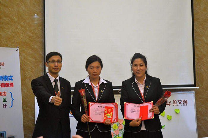 凯发K8国际瓷砖网销部运营总监刘小良为2015凯发K8国际优异服务奖颁奖