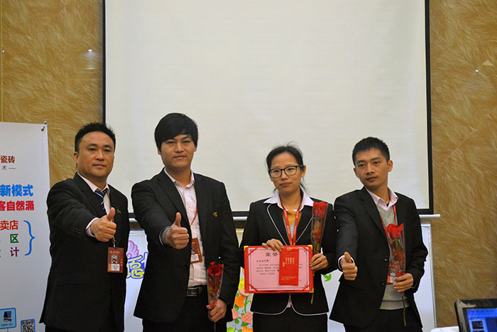 凯发K8国际瓷砖营销总司理罗胜为2015年团队相助奖（空间设计部）颁奖