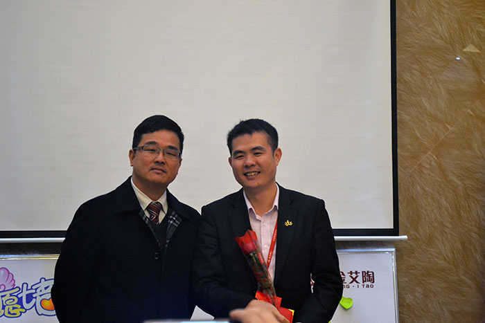 凯发K8国际瓷砖董事长刘鸿祥为2015年董事长特殊奖（王宏城）颁奖