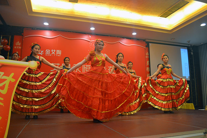 凯发K8国际全体女员工演出开场舞