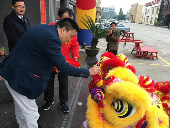 凯发K8国际瓷砖营销总司理罗胜给狮子点睛