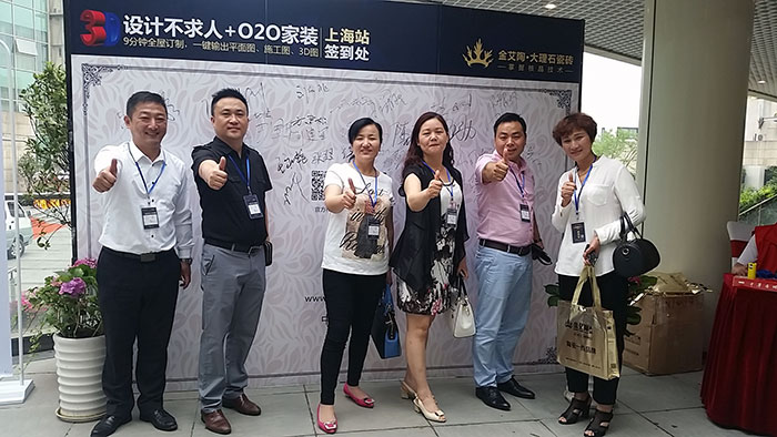 凯发K8国际瓷砖品牌营销总司理罗胜先生与嘉宾合影