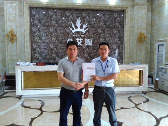 河南濮阳凯发K8国际瓷砖总署理杨总和凯发K8国际濮阳销区司理合影