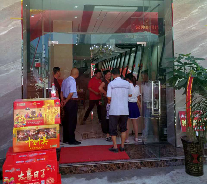 2017年7月12日，，安徽叶集金寨彩旗飘扬，，锣鼓齐响、、、人声鼎沸。！！＠醋越鹫倜抵髌刖刍疃殖，，配合见证陶瓷一线品牌凯发K8国际瓷砖叶集店的盛大开业。！！