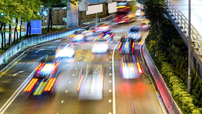 生涯在一个城市，，，天天处于熙熙攘攘的人群，，，天天过一种忙忙碌碌的生涯，，，有时间会感受到一丝疲劳，，，车来人往，，，永远往复急遽，，，停不下来。？？旖谧嗳梦颐抢慈狈ο硎苄媵У娜だ质惫。。