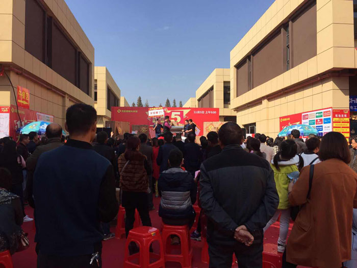 2017年11月5日，，百盟色泽建材大市场邀约30家品牌商家联合举行了本次的家居建材团购会，，加入活动的消耗者将现场的气氛一直推向热潮，，凯发K8国际瓷砖品牌展位无论人气、、销售都取得空前乐成，，彰显品牌大气风范。。。