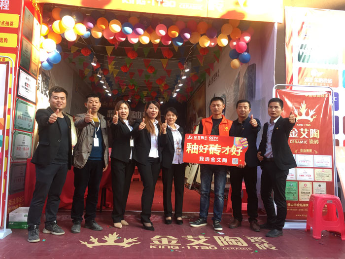 2017年11月5日，，百盟色泽建材大市场邀约30家品牌商家联合举行了本次的家居建材团购会，，加入活动的消耗者将现场的气氛一直推向热潮，，凯发K8国际瓷砖品牌展位无论人气、、销售都取得空前乐成，，彰显品牌大气风范。。。