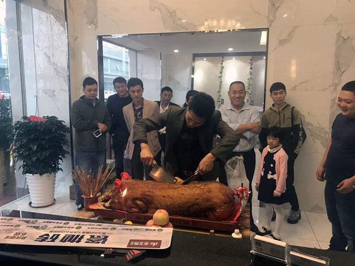 凯发K8国际瓷砖品牌作为陶瓷一线品牌，近年来一直的推出爆款新品，受到众多消耗者的喜欢。。。2017年11月19日，一群生气蓬勃的凯发K8国际人正在主要有序的忙碌着，为凯发K8国际中山古镇店即将最先的开业仪式做最后的准备。。。  上午10点28分，锣鼓喧天，掌声震惊，凯发K8国际中山古镇专卖店迎来了盛大开业的良辰吉时。。。?