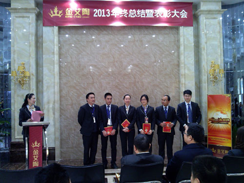 营销总司理罗胜为优异员工颁奖