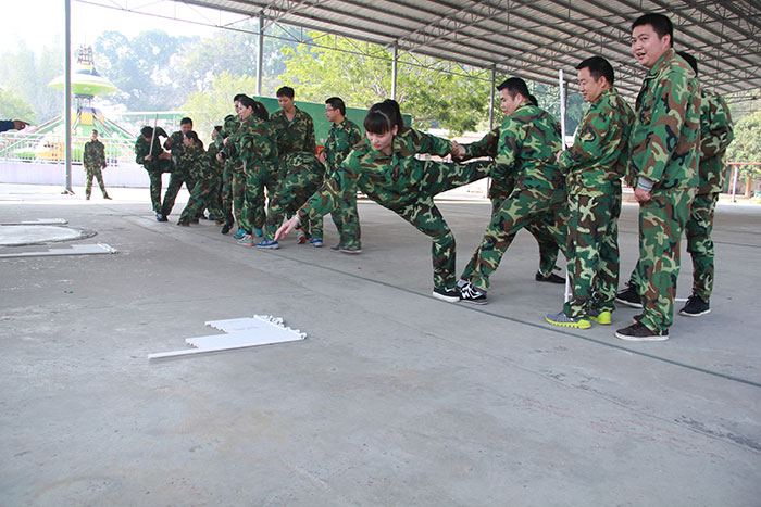 2017年2月13-15日，，凯发K8国际“虎狼道”户外拓展训练圆满竣事